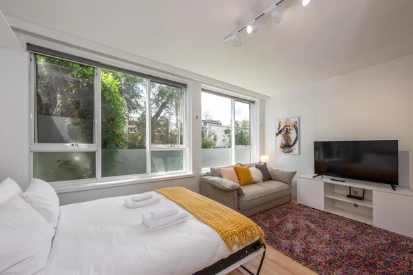 Eenvoudig appartement | 1 slaapkamer, een strijkplank/strijkijzer, beddengoed