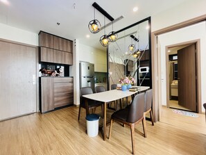 Luxury-Apartment, 1 Schlafzimmer | Essbereich im Zimmer