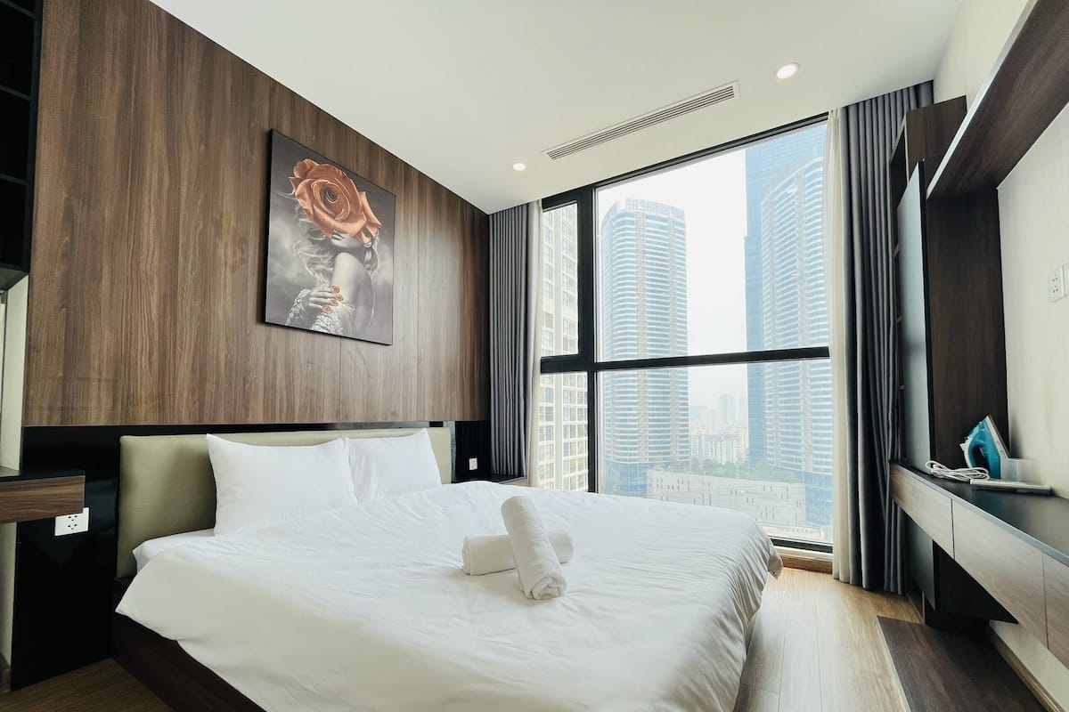Luxury Apartment, 1 Bedroom | 2 bedrooms, premium bedding, desk, laptop workspace