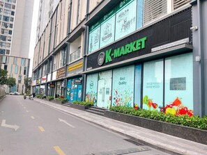 A K-Market store with large glass windows and a signboard advertising 'Best Quality'. - Vinhomes Skylake - SunhouseLand (Hanoi)