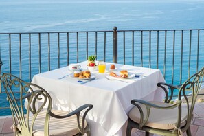 Outdoor dining - Baia Taormina - CDSHotels (Forza d'Agro)