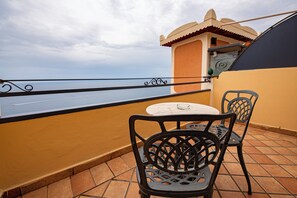 Classic Double Room | Terrace/patio - Baia Taormina - CDSHotels (Forza d'Agro)