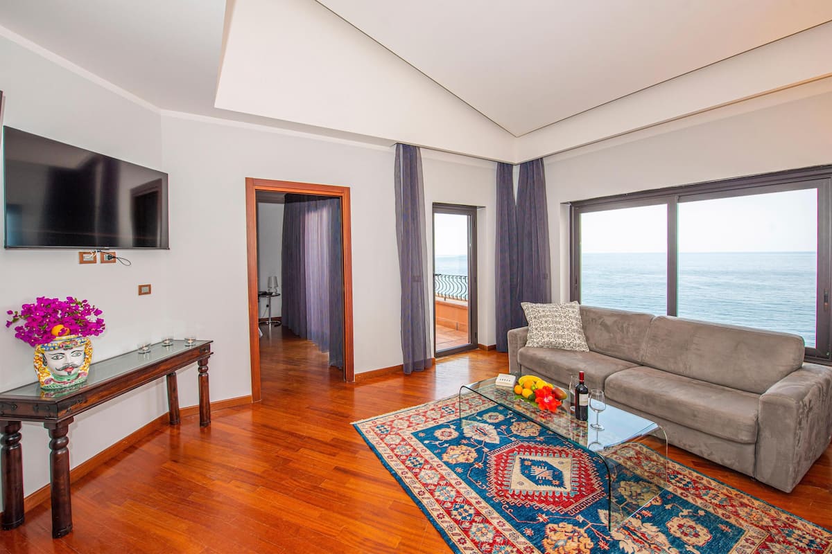 Grand Suite | Minibar, in-room safe, desk, laptop workspace