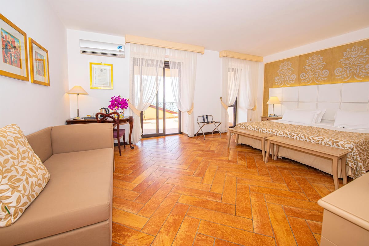 Minibar, pengeskab på værelset, skrivebord