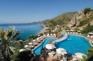 2 piscinas al aire libre, sombrillas, sillones reclinables de piscina