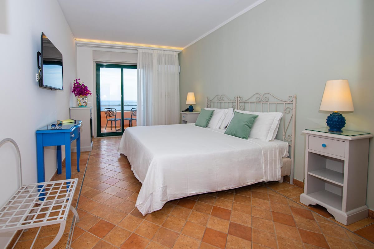 Classic Double Room | Minibar, in-room safe, desk, laptop workspace