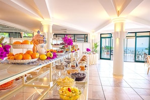 2 bars/lounges