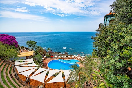 2 outdoor pools, pool umbrellas, pool loungers. Baia Taormina - CDSHotels