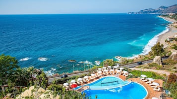 2 piscines extérieures, parasols de plage, chaises longues