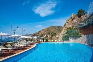 2 piscinas al aire libre, sombrillas, sillones reclinables de piscina