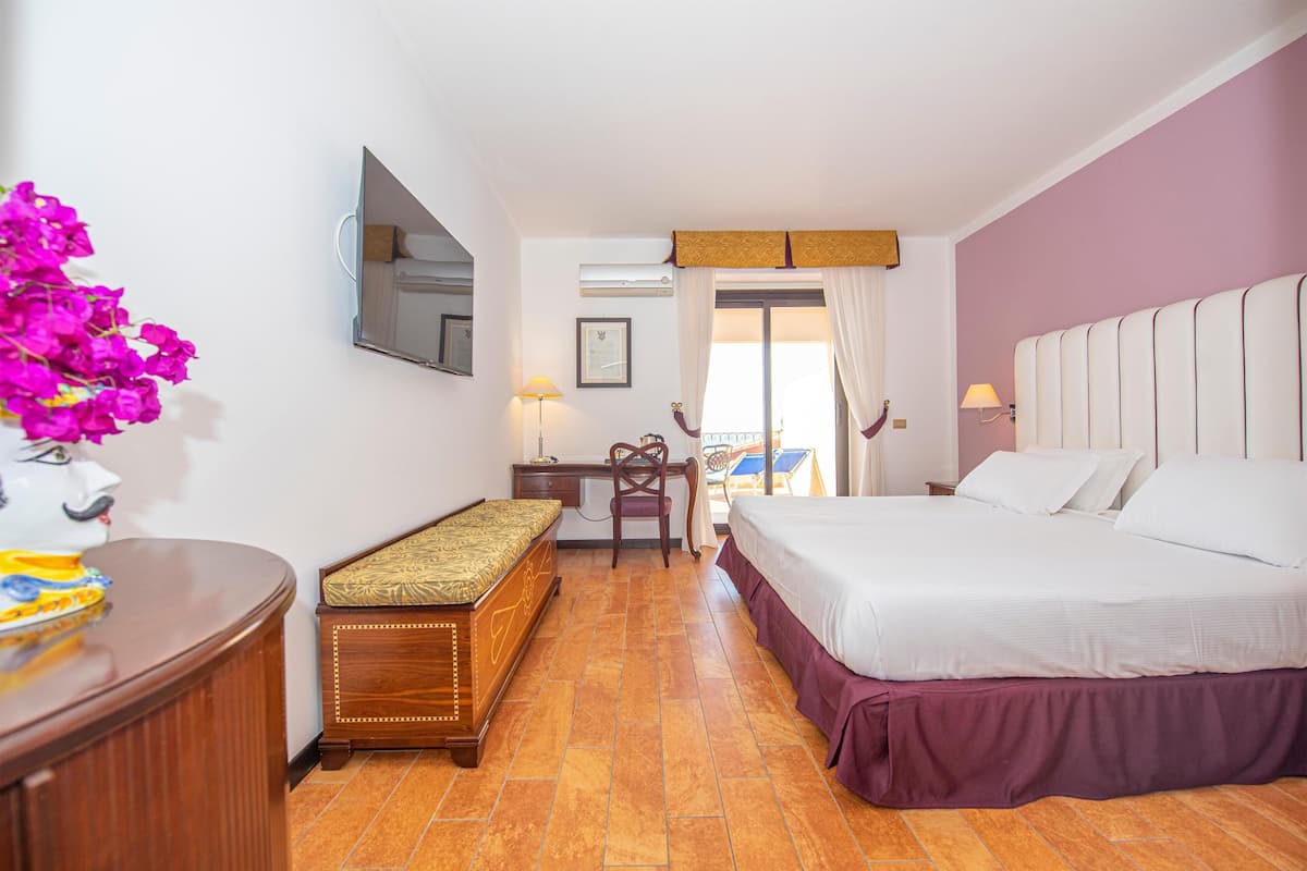 Deluxe Double Room | Minibar, in-room safe, desk, laptop workspace
