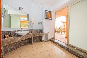 Artículos de tocador gratuitos, secador de pelo, bidet, toallas