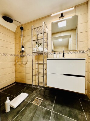 Executive Apartment | Bathroom | Towels - 5 to stay close to the Castle (Bran)