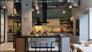 小型冷蔵庫、電子レンジ、コンロ、調理器具と食器