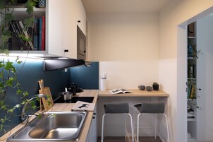 Frigobar, microondas, placa de cocina, utensilios de cocina