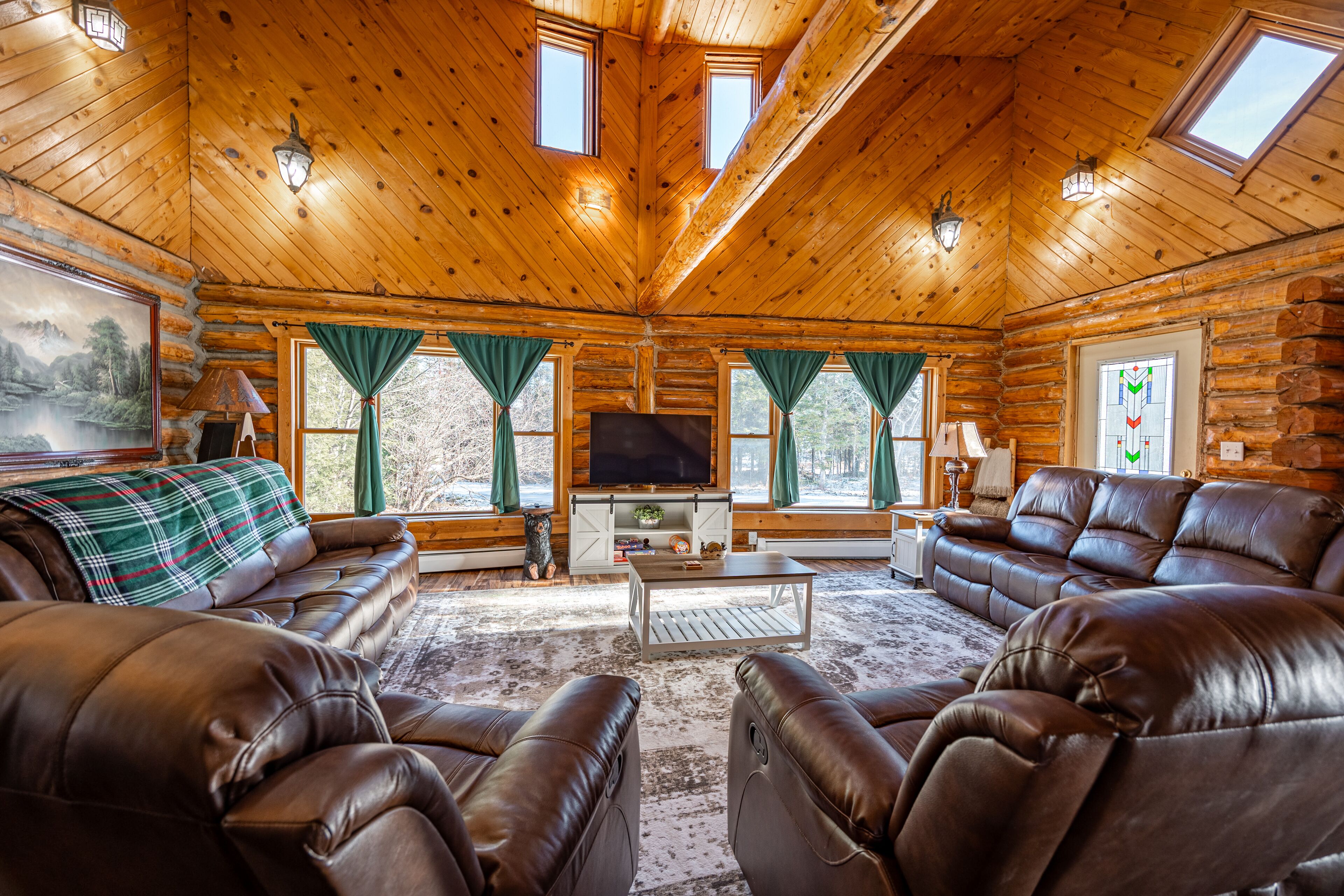 Woodland Haven: Serene Log Retreat with Sauna