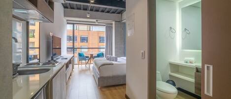 1 habitación, escritorio, tabla de planchar con plancha y wifi