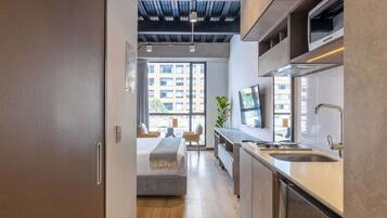 Escritorio, tabla de planchar con plancha, wifi y ropa de cama