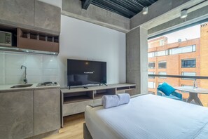 1 habitación, escritorio, tabla de planchar con plancha y wifi