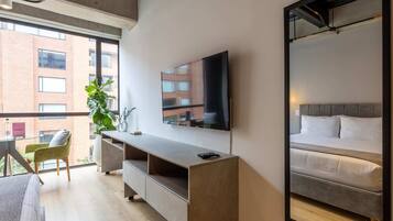 2 bedrooms, desk, iron/ironing board, WiFi
