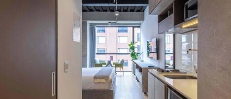 1 dormitori, escriptori, planxa i posts de planxar i wifi