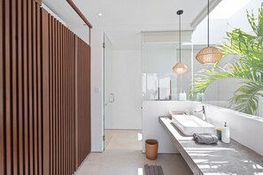 Shower, hair dryer, towels, soap - Octo 8 Villa by Betterplace (Canggu)