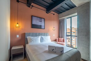 1 habitación, escritorio, tabla de planchar con plancha y wifi 