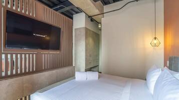 1 kamar tidur, meja kerja, setrika/meja setrika, dan Wi-Fi