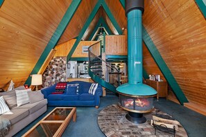 Televisión y chimenea 