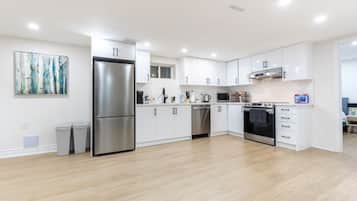 Kylskåp, mikrovågsugn, ugn och spishäll