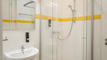 Regadera, secadora de cabello, toallas, shampoo