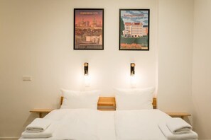 Tabla de planchar con plancha, wifi y ropa de cama 