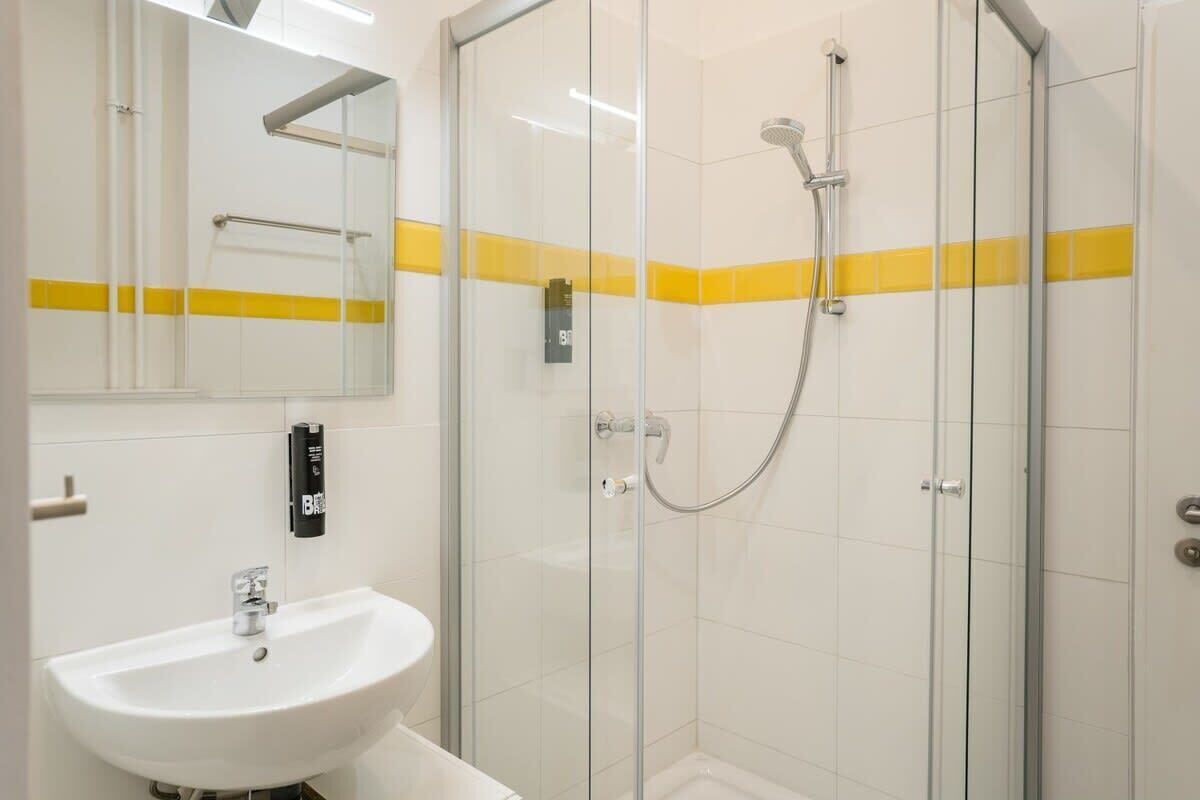 Suihku, hiustenkuivaaja, pyyhkeet, sampoo