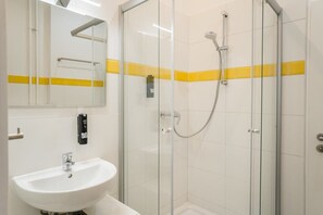 Ducha, secador de pelo, toallas