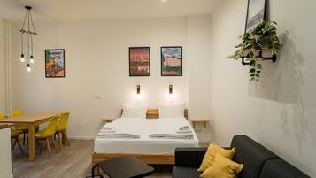 Tabla de planchar con plancha, wifi y ropa de cama