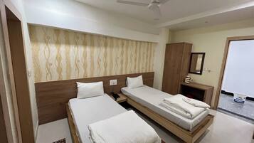 Standard Room | 1 bedroom, desk, soundproofing, iron/ironing board