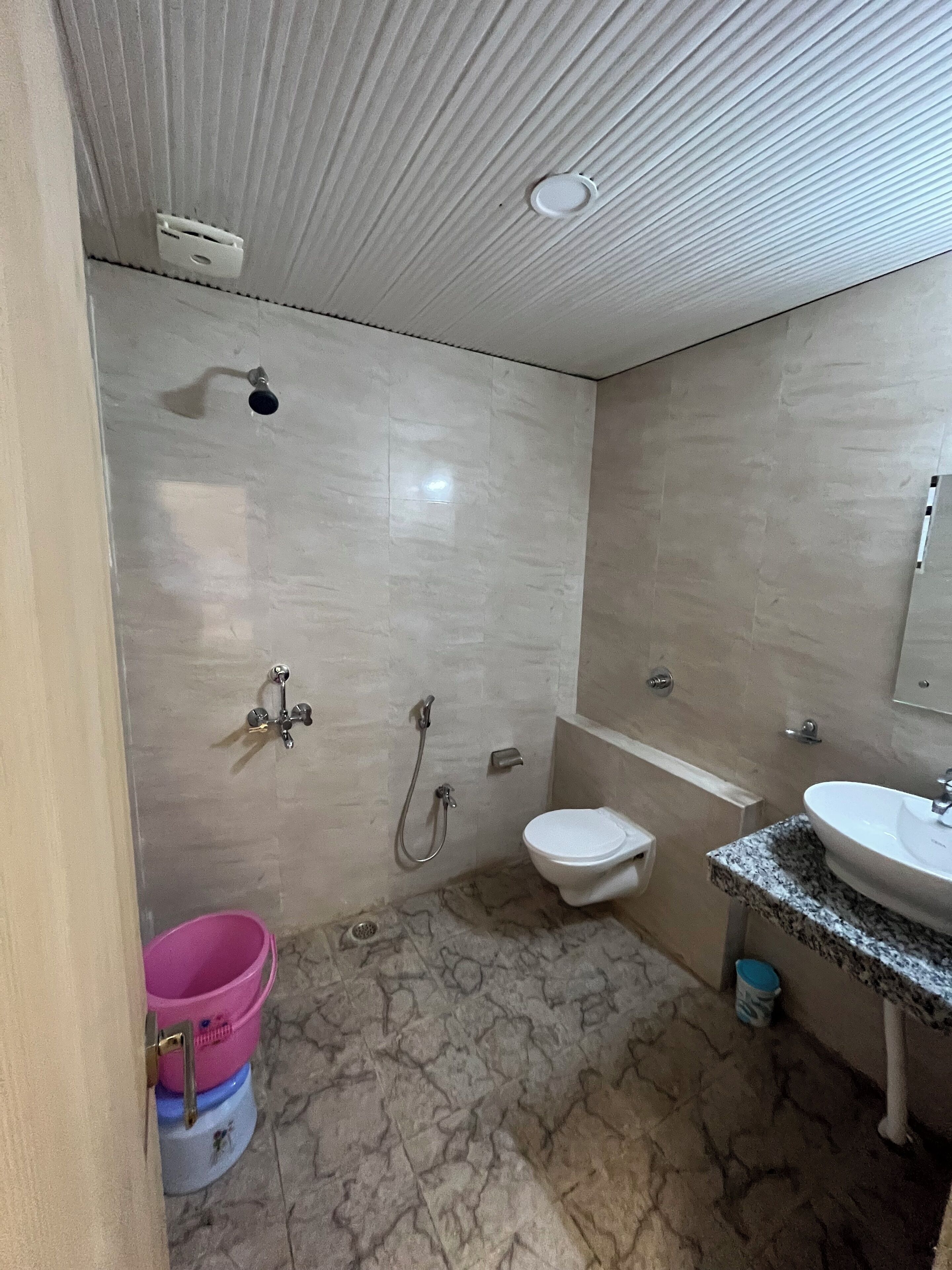 Ein Badezimmer mit Dusche, Toilette und Waschbecken.