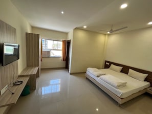 Deluxe Room | Desk, soundproofing, iron/ironing board - Hotel Pratap Heights (Ranchi)
