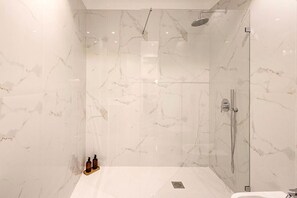 Toallas, jabón, papel de baño