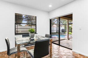 Dining - Villa Pine - Heated Pool near Town Center Mall (Boca Raton)