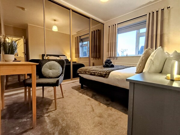 3 عدّة غرف نوم ومكواة/لوح كي وسرير سفر وواي فاي مجانًا