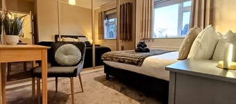 Beautiful Semi-detached House, Spacious for Family and Business.