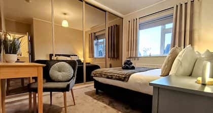 Beautiful Semi-detached House, Spacious for Family and Business.