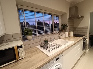 ثلاجة، ميكروويف، فرن، غسالة أطباق