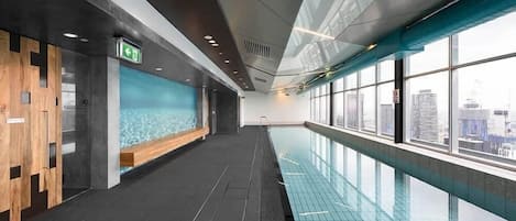 Una piscina cubierta