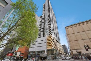 Exterior - Comfy CBD Apt in QV with City Views, FREE Parking (Melbourne)