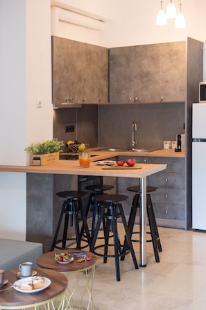 Boho Apartment | Yksityinen keittiö | Täysikokoinen jääkaappi, mikroaaltouuni, uuni, liesi