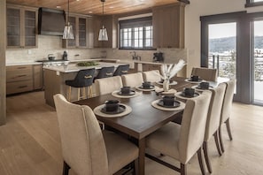 Una cocina moderna con armarios de madera, una isla central e iluminación colgante.