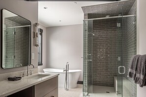 Douche, séchoir à cheveux, serviettes fournies