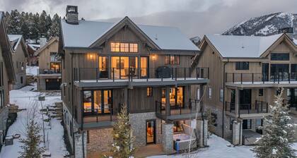 Book a Winter Stay Today! New 5 Bedroom Home in Town Center with Hot Tub!